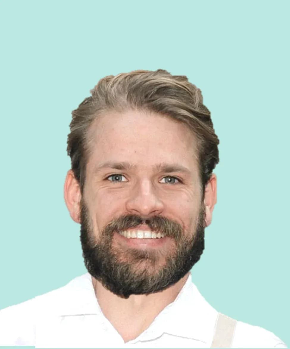Porträt von Alexander Schülke vor mintfarbenem Hintergrund