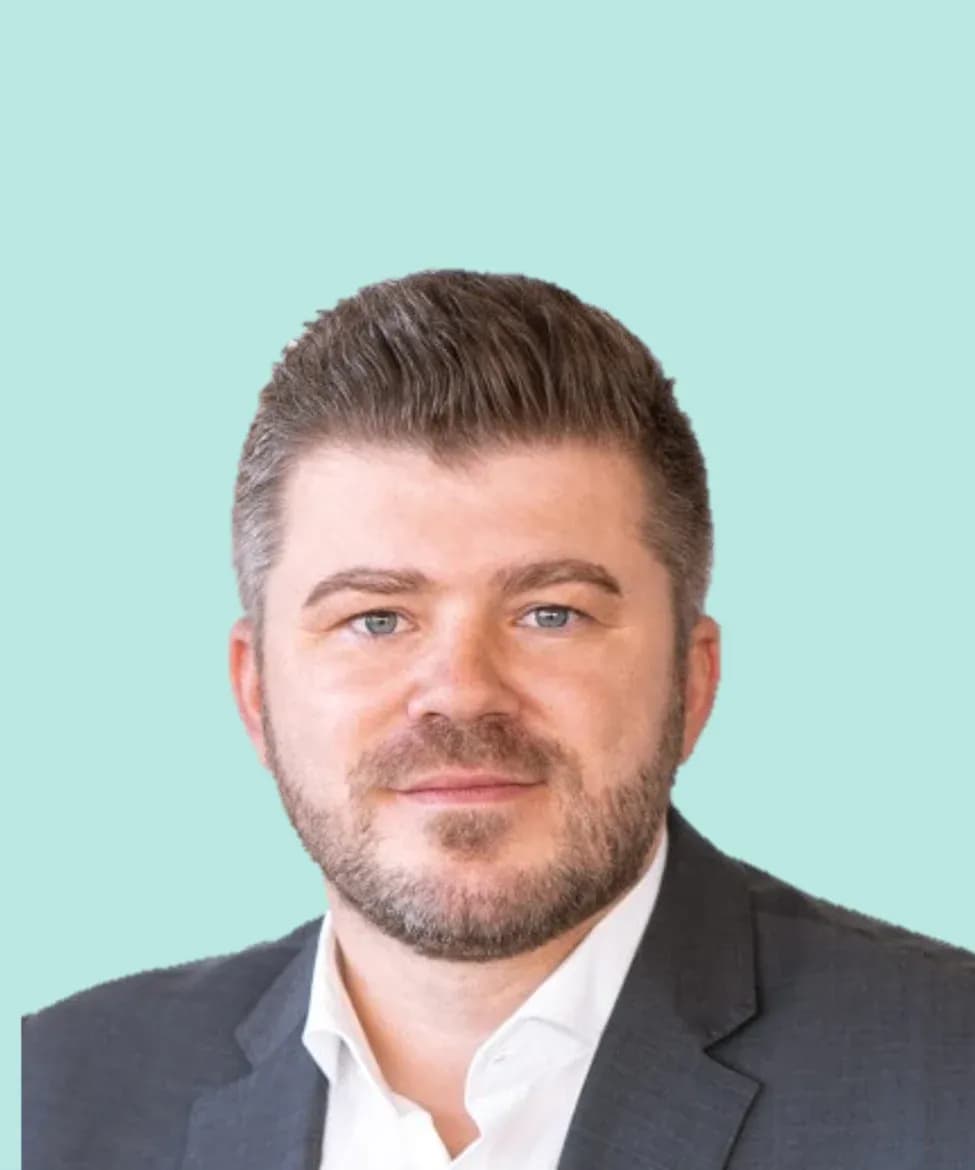 Porträt von Igor Sokrut vor mintfarbenem Hintergrund