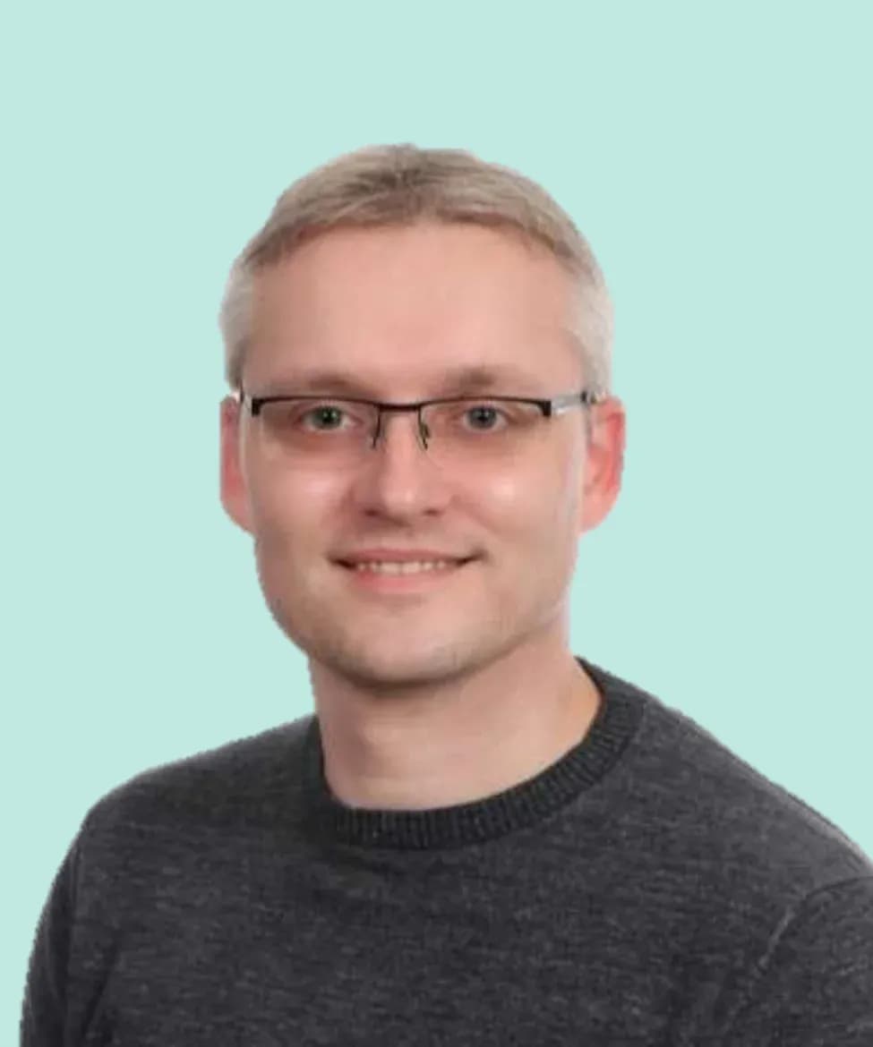 Porträt von Tobias Kieneke vor mintfarbenem Hintergrund